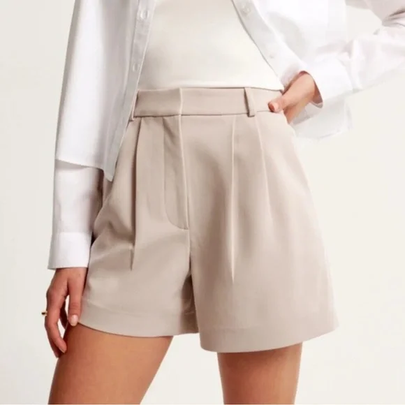 Abercrombie & Fitch Sloane ultra High Rise Pleated Shorts in Light Taupe - Picture 1 of 9
